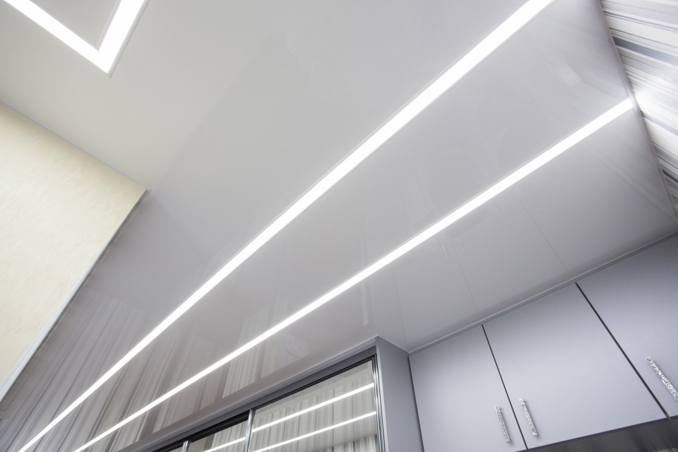 Заказать световые потолки с линией света в г. Вышний Волочёк